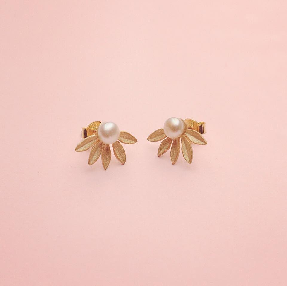 Brincos meia flor  1