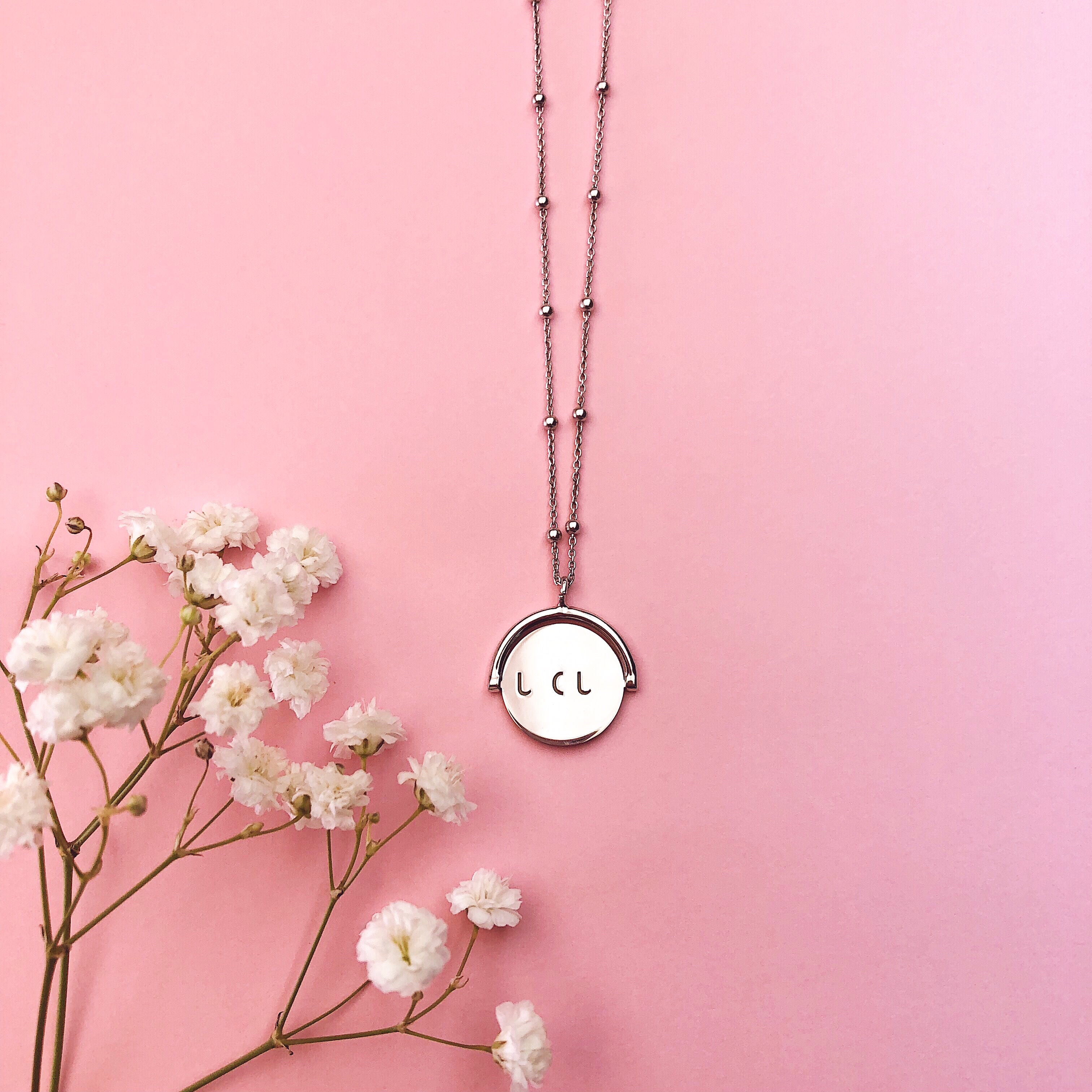 Colar com medalha giratória 