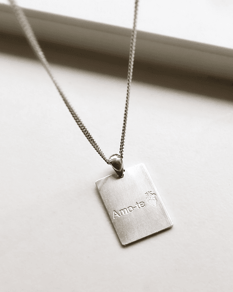 Colar com medalha personalizável 