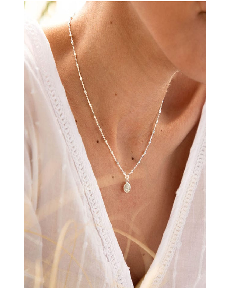 Collar de bolitas con placa inicial A