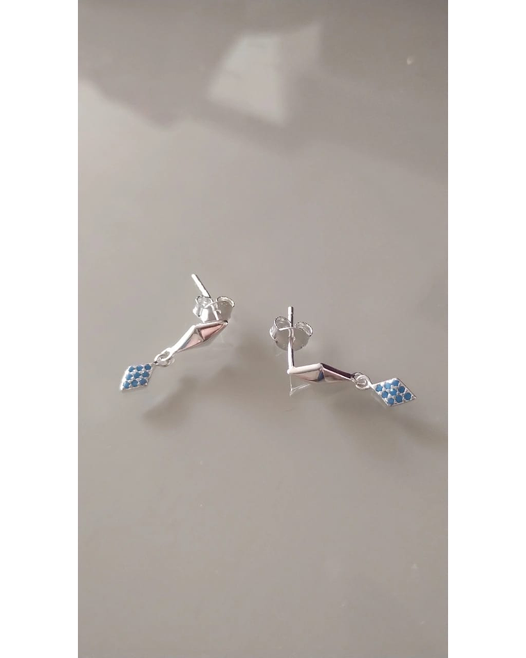 Aros Colgantes de Plata con Toque Azul de Elegancia