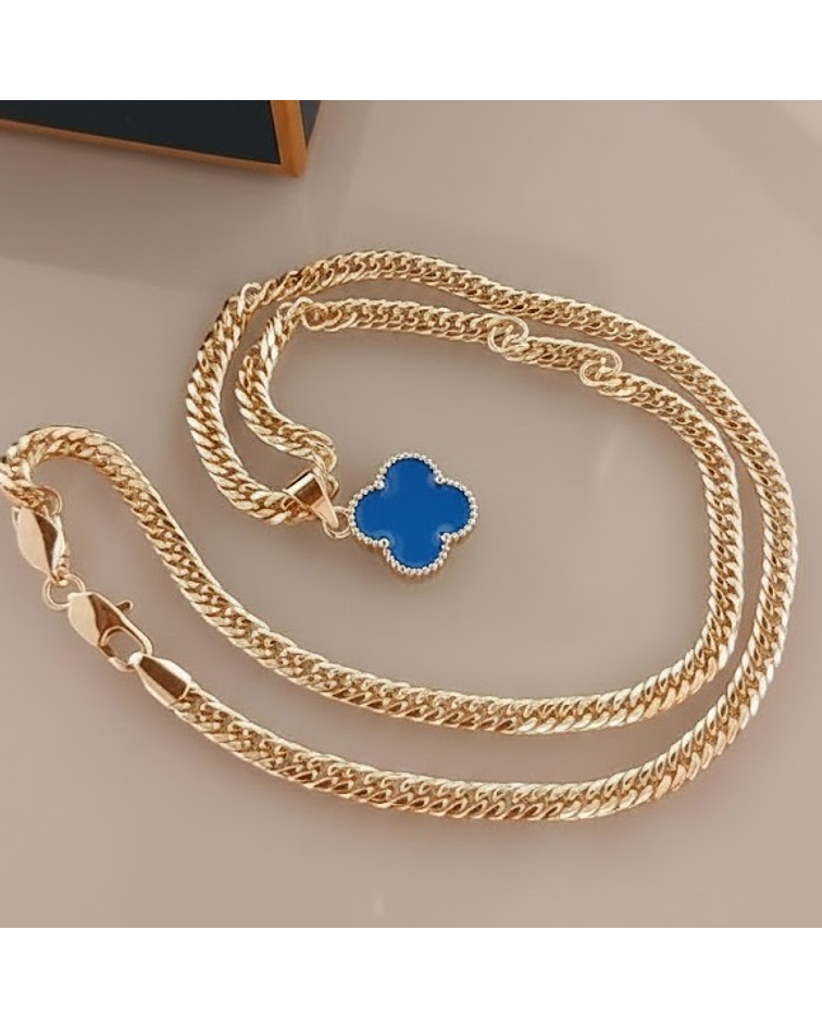 Collar Trébol de la Suerte Un Talismán de Dualidad y Lujo en Oro Laminado