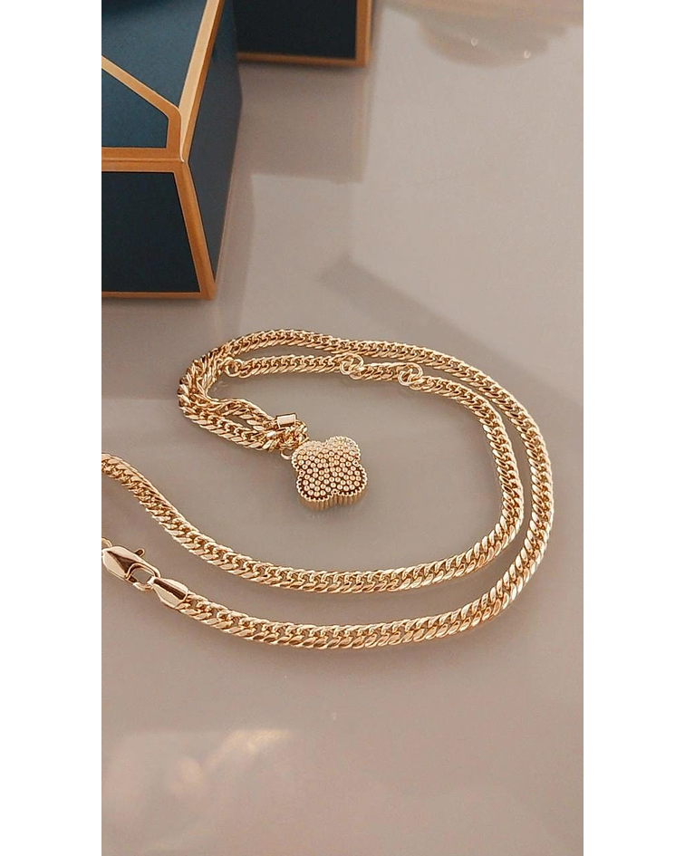 Collar Trébol de la Suerte Un Talismán de Dualidad y Lujo en Oro Laminado