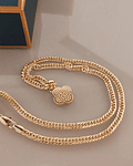 Collar Trébol de la Suerte Un Talismán de Dualidad y Lujo en Oro Laminado