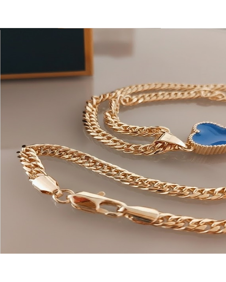 Collar Trébol de la Suerte Un Talismán de Dualidad y Lujo en Oro Laminado