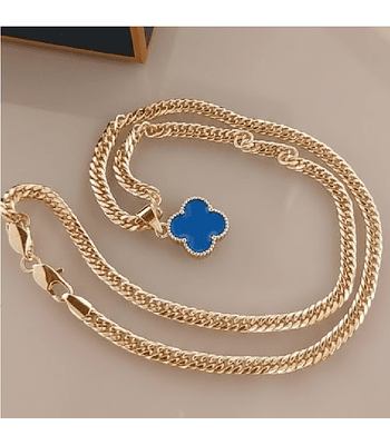 Collar Trébol de la Suerte Un Talismán de Dualidad y Lujo en Oro Laminado