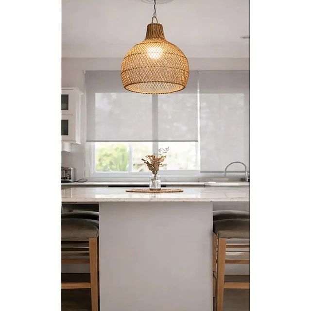 Cortina Roller Sunscreen gris en una cocina
