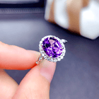 Anillo celebrity con medio brazo torcido y amatista de imitación en corte oval con circonia 1