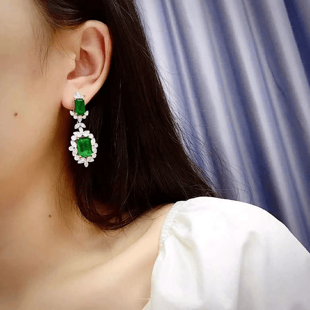 Aretes colgantes de lujo con esmeraldas y diamantes de imitación 3