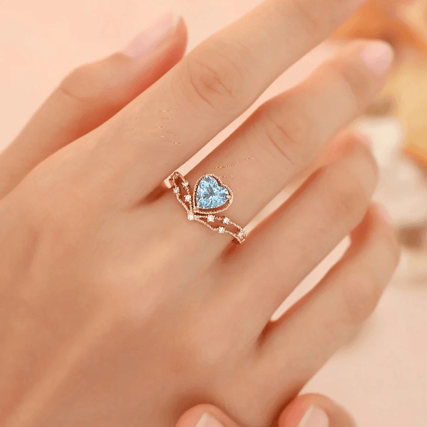 Anillo con topacio azul de imitación corte corazón y circonias blancas en cobre chapado en oro rosa 4