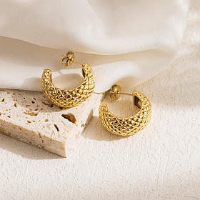 Aretes tipo C granulados en acero inoxidable chapado en oro amarillo de 14k