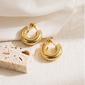 Aretes de espiral cerrada tipo C en acero inoxidable chapado en oro amarillo de 14k