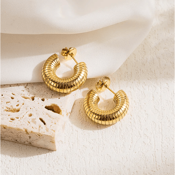 Aretes de espiral cerrada tipo C en acero inoxidable chapado en oro amarillo de 14k