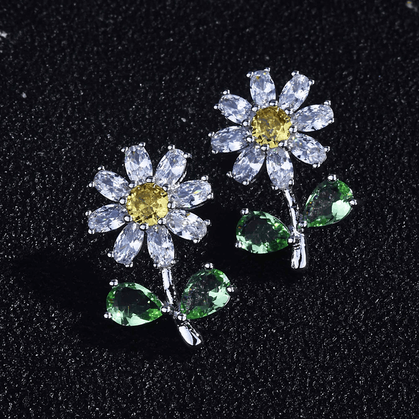 Aretes de girasol con zafiros blancos, amarillos y esmeraldas de imitación en cortes variados 1