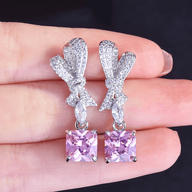 Aretes con lazo de diamantes y morganita de imitación en corte cojín en cobre blanco