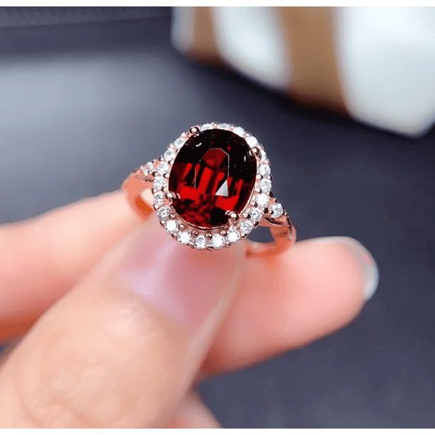 Anillo celebrity con medio brazo torcido y rubí de imitación en corte oval con circonia cobre chapado oro rosa 1