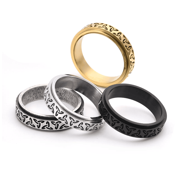 Anillo de acero titanio con detalles grabados resaltados en negro y movimiento giratorio y simulación de plata antigua 3