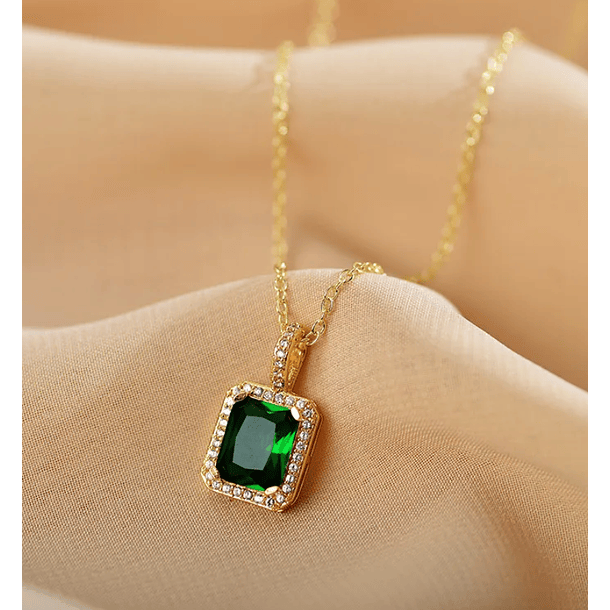 Dije y cadena con esmeralda de imitación en corte octágono en acero titanio chapado en oro