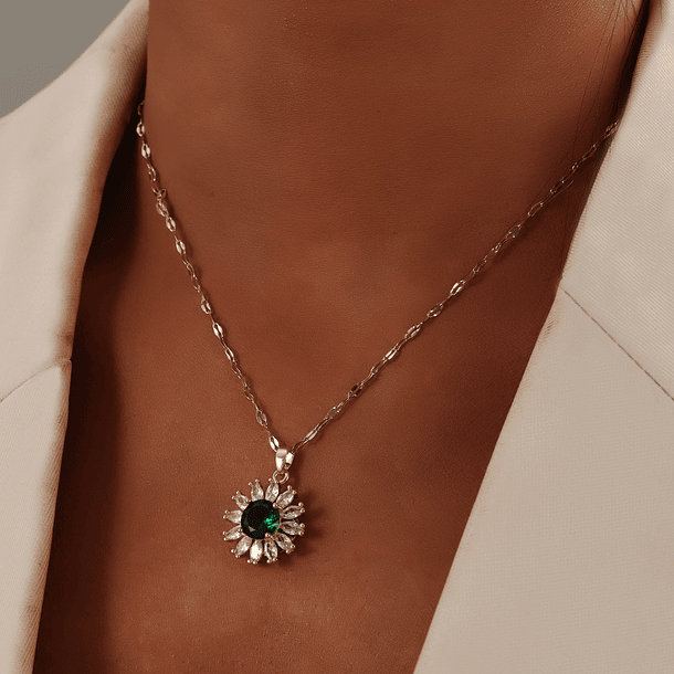 Cadena y dije con esmeralda de imitacion oval rodeado en círculo con circonias marquesa en acero inoxidable 3