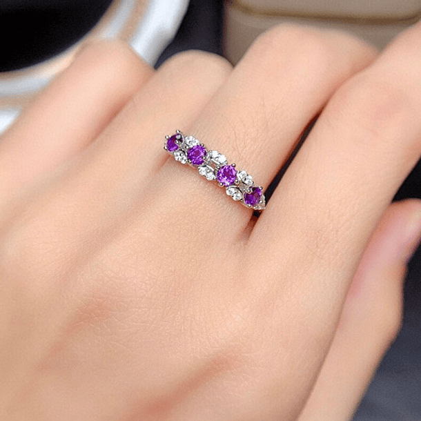 Anillo estilo media churumbela con amatistas de imitación corte redondo y circonias blancas 5