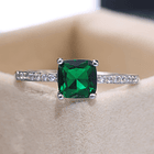 Anillo con topacio verde de imitación en corte cojín y circonias blancas redondas brazo media churumbela 2