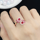 Anillo de moda con brazo abierto en forma de flor con rubí de imitación y circonias blancas en cobre chapado en oro rosa 3