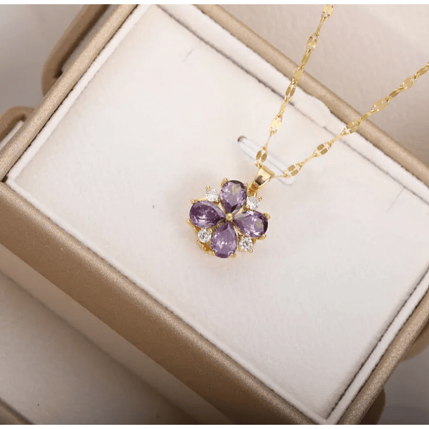 Cadena y dije con amatista de imitación corte pera y circonias blancas redondas intercaladas en acero titanio