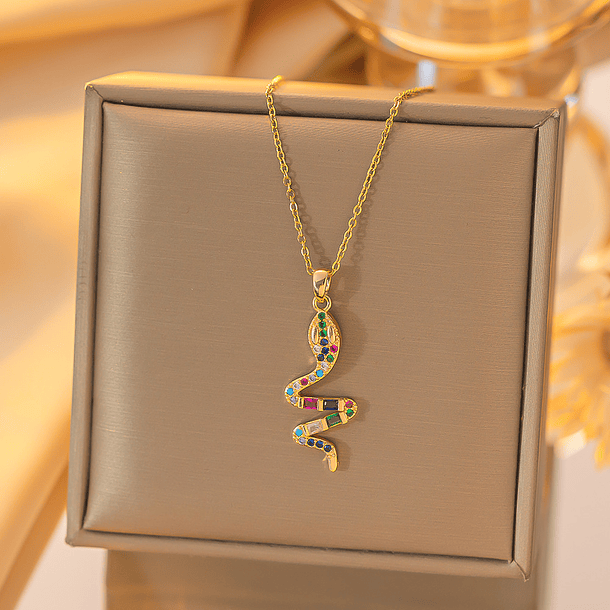 Dije y cadena estilo serpiente con circonias multicolores y multicortes con 3 esmeraldas de imitación redondas en ojos 1