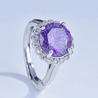 Anillo diseño retro con amatista de imitación redonda rodeado de circonias blancas redondas y ontura a canasta 1