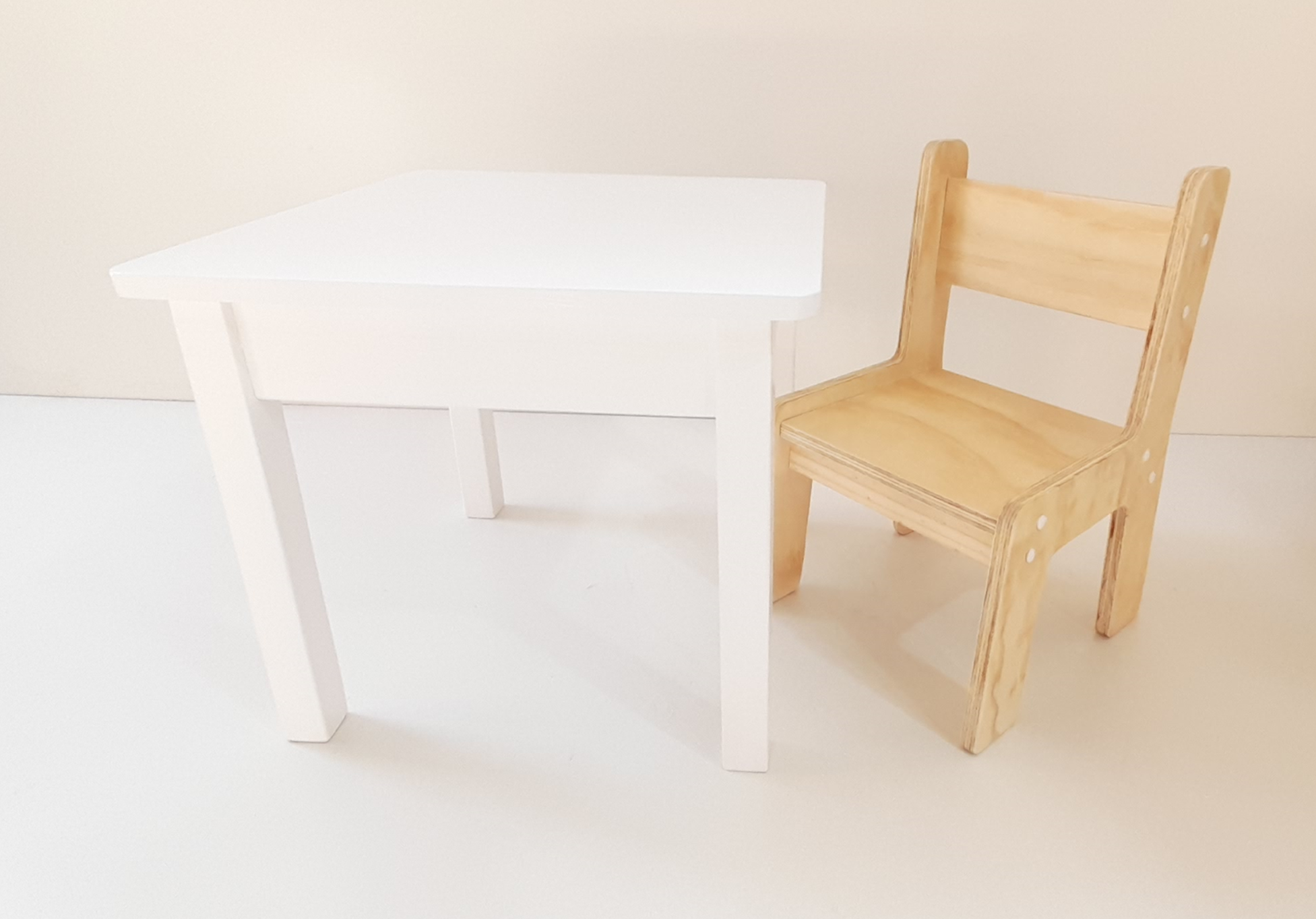 SET 1 MESA BLANCA Y 1 SILLA MADERA