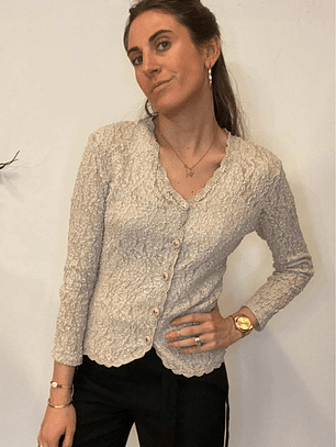 Polera Encaje Beige con Botones Manga Larga 