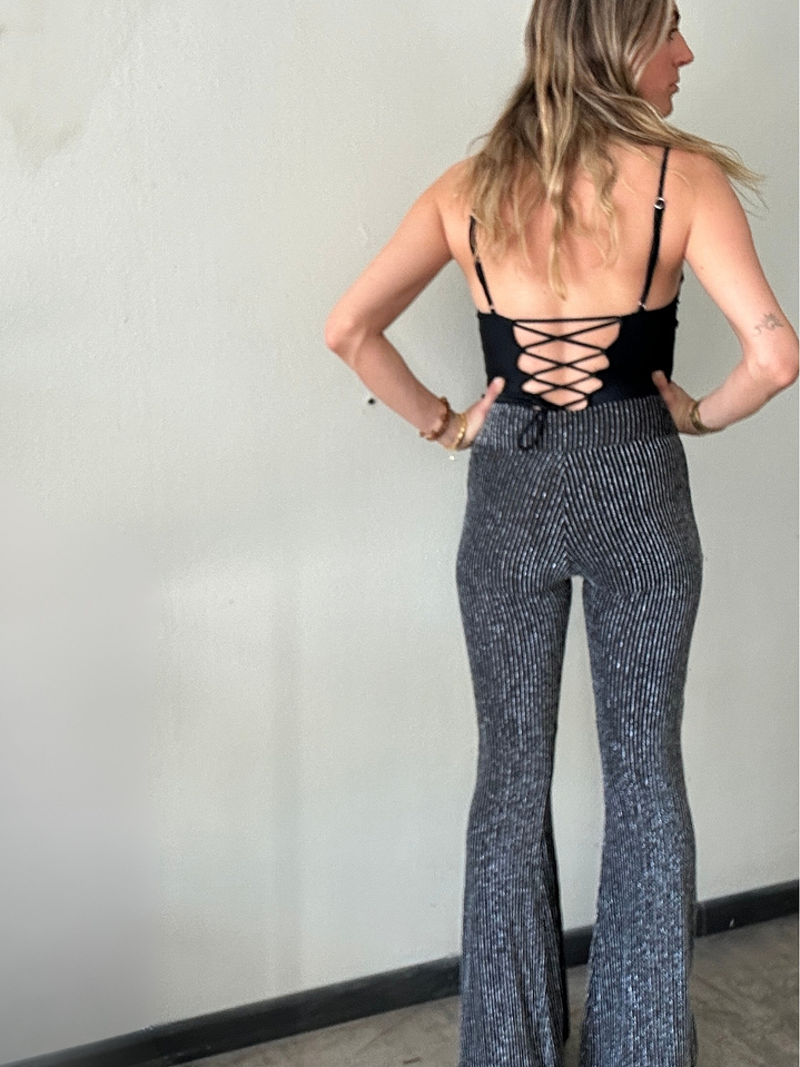 Pantalones Tipo Patas Flare Costuras en Plateado brillante Talla S Paula Ivovic 3