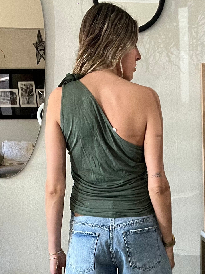 Polera Verde Musgo Rosa En El Hombro Talla M Lumina 2