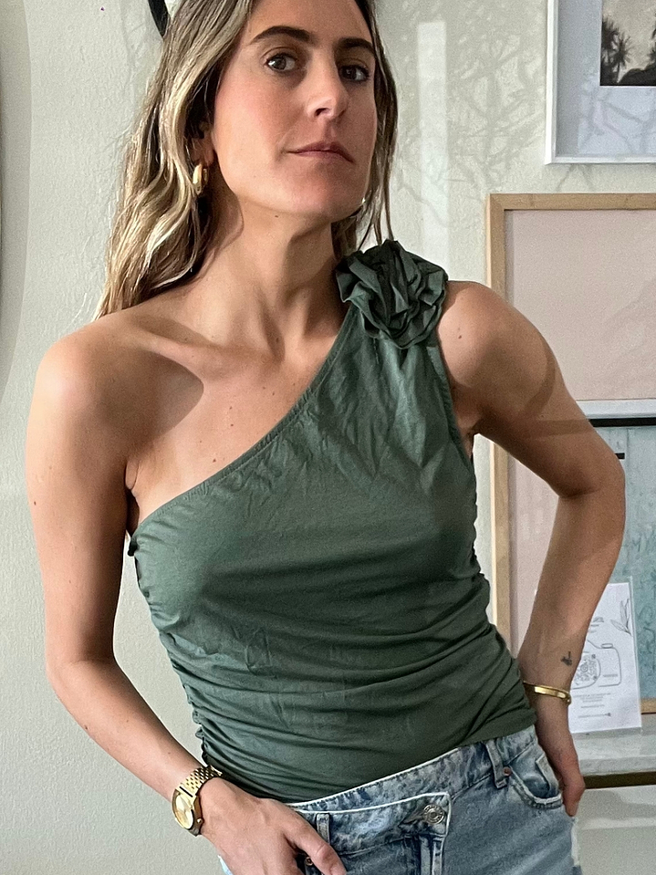 Polera Verde Musgo Rosa En El Hombro Talla M Lumina 4