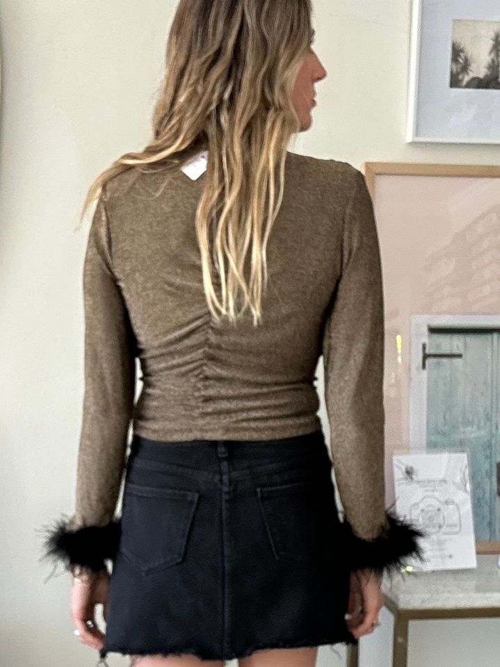 Polera Hombreras Dorada Manga Larga Muñecas Plumas Negras Talla M GIULIA MASTINI 2