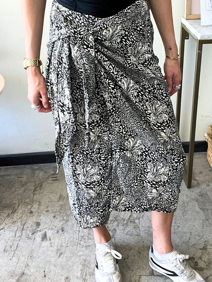 Pollera Negra Diseños Que se Envuelve Amarra Lateral Talla 36 Wild Lama 3