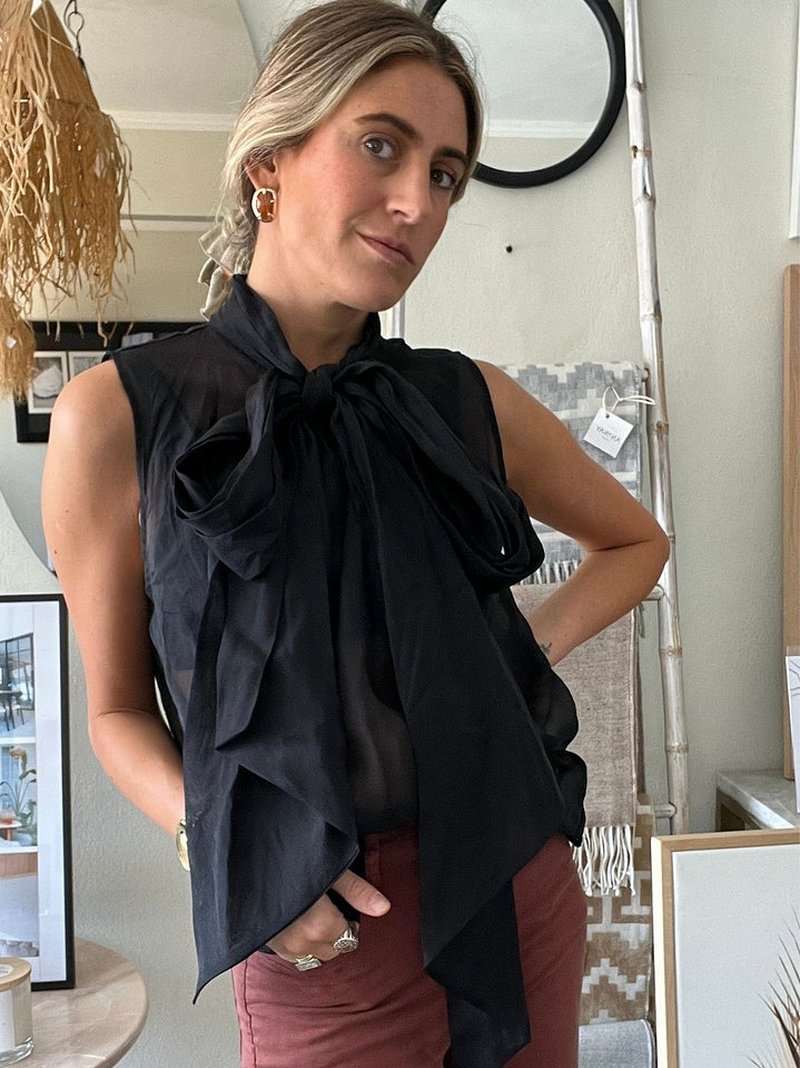 Blusa Negra Traslúcida Cuello Alto Con Lienzos Para Amarrar  Talla M H&M 1