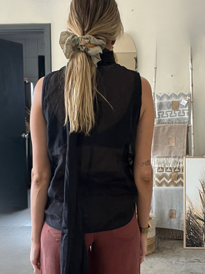 Blusa Negra Traslúcida Cuello Alto Con Lienzos Para Amarrar  Talla M H&M 3