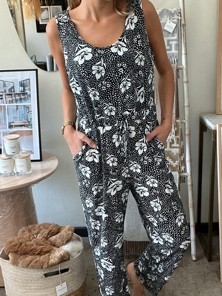 Enterito Negro Estampado Flores y Corazones Talla M ASH 2