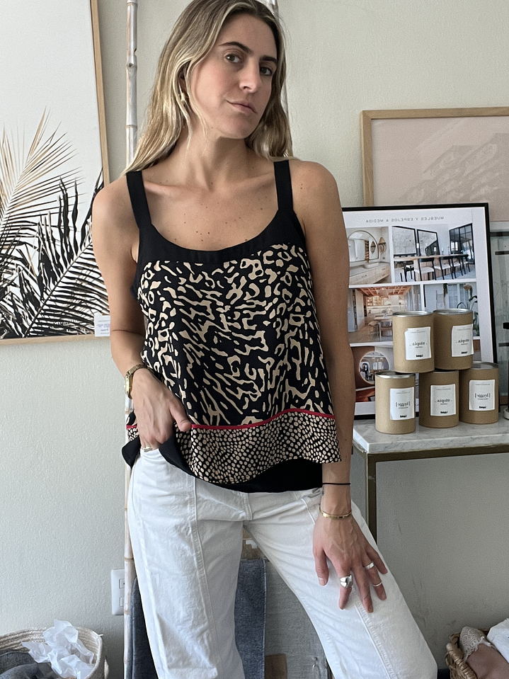 Polera negra animal print Talla M ASH 1