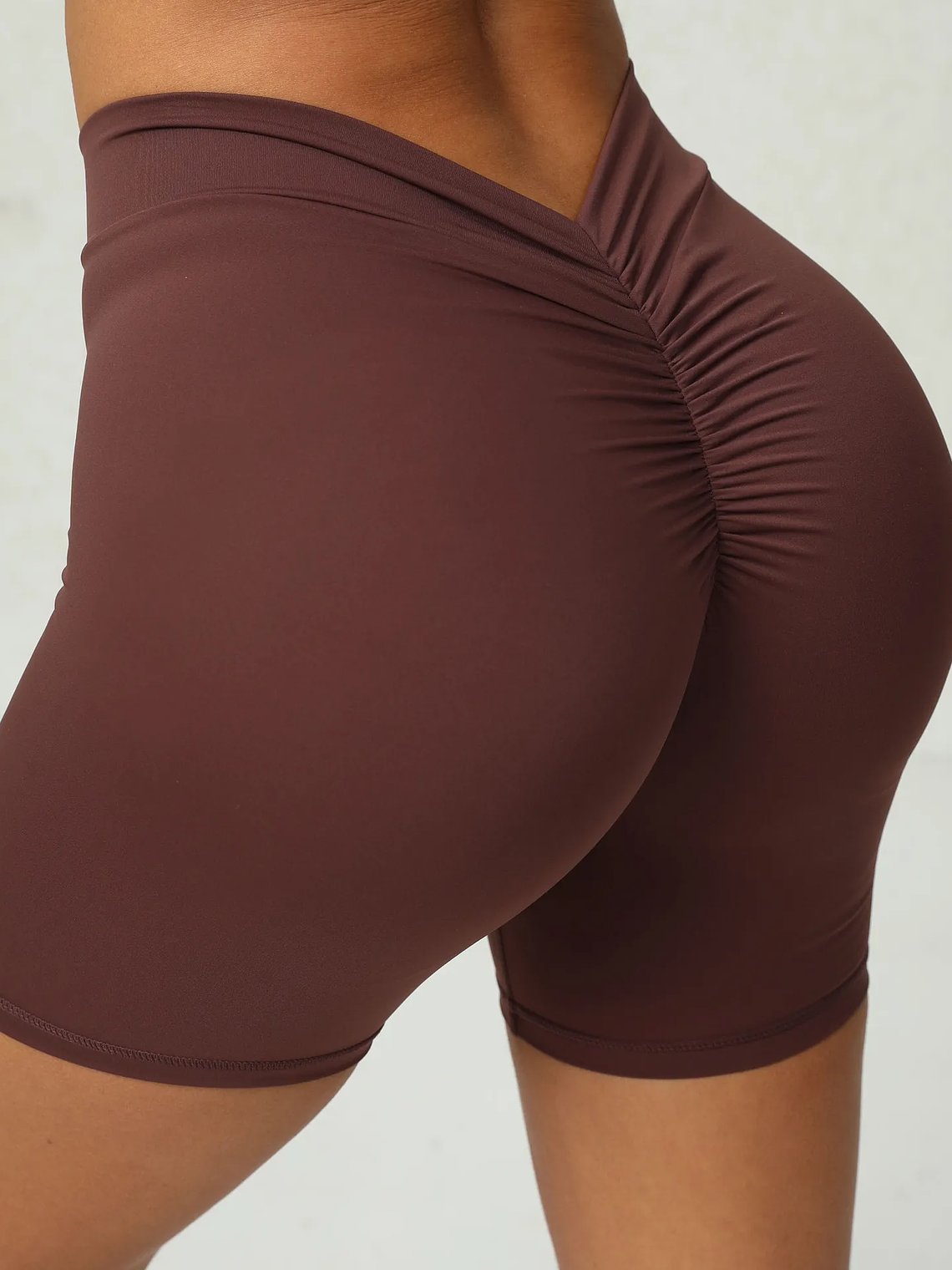 Short unicolor corte en cintura en V atrás 4