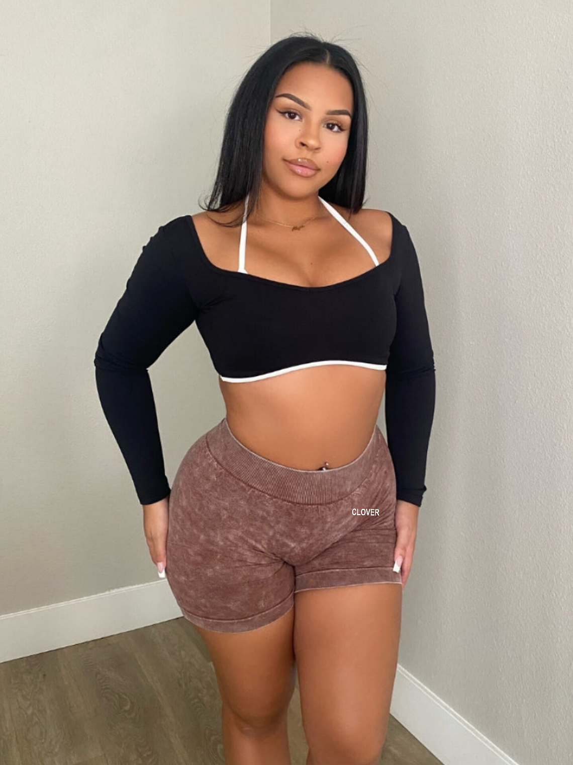 Short unicolor corte en cintura en V atrás profundo (Wash) 1