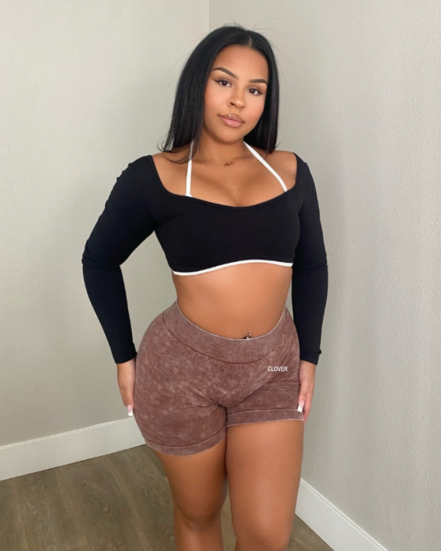 Short unicolor corte en cintura en V atrás profundo (Wash) 1