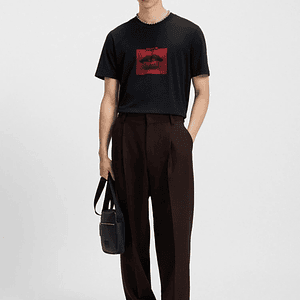 CAMISETA DE PUNTO DE ALGODÓN CON ILUSTRACIÓN DE LABIOS PLAYERA REGULAR FIT HOMBRE