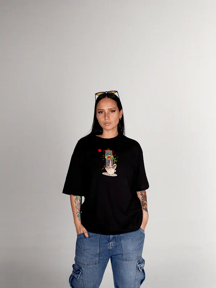 Camiseta bordada - Un Café con Arco 2