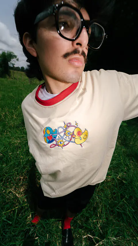 Camiseta bordada - Patodos Lados