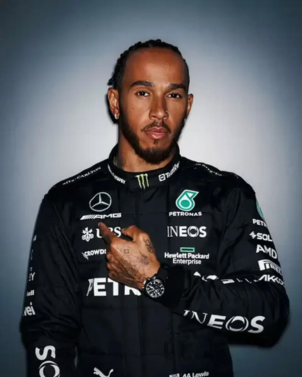 Jockey Mercedes Benz F1 Lewis Hamilton 44 Negro Gorro Plano 2