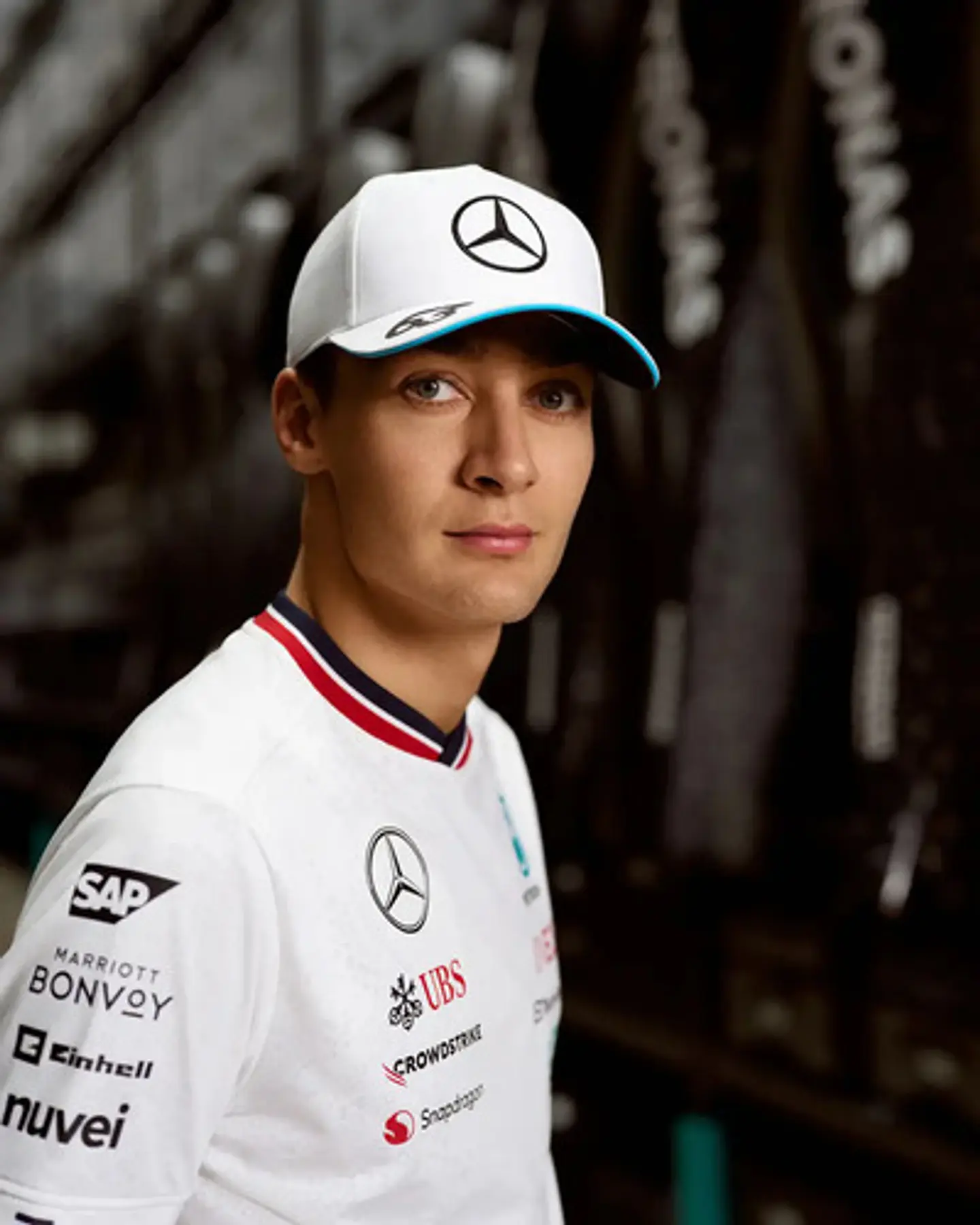 Jockey Mercedes F1 George Russell Blanca Oficial Gorro 1