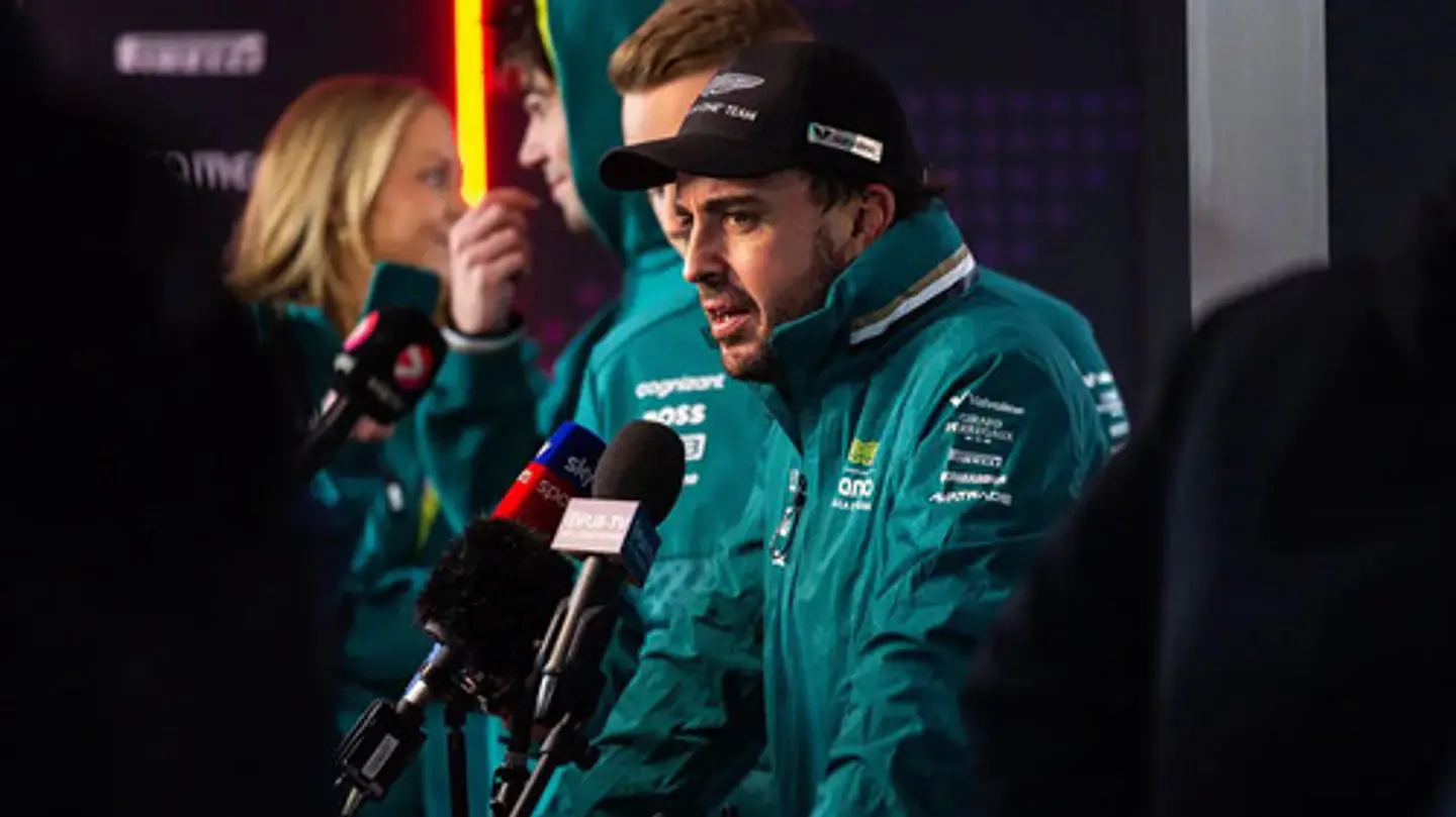 Gorro Fernando Alonso Aston Martin Boss 2024 Oficial Vegas 2