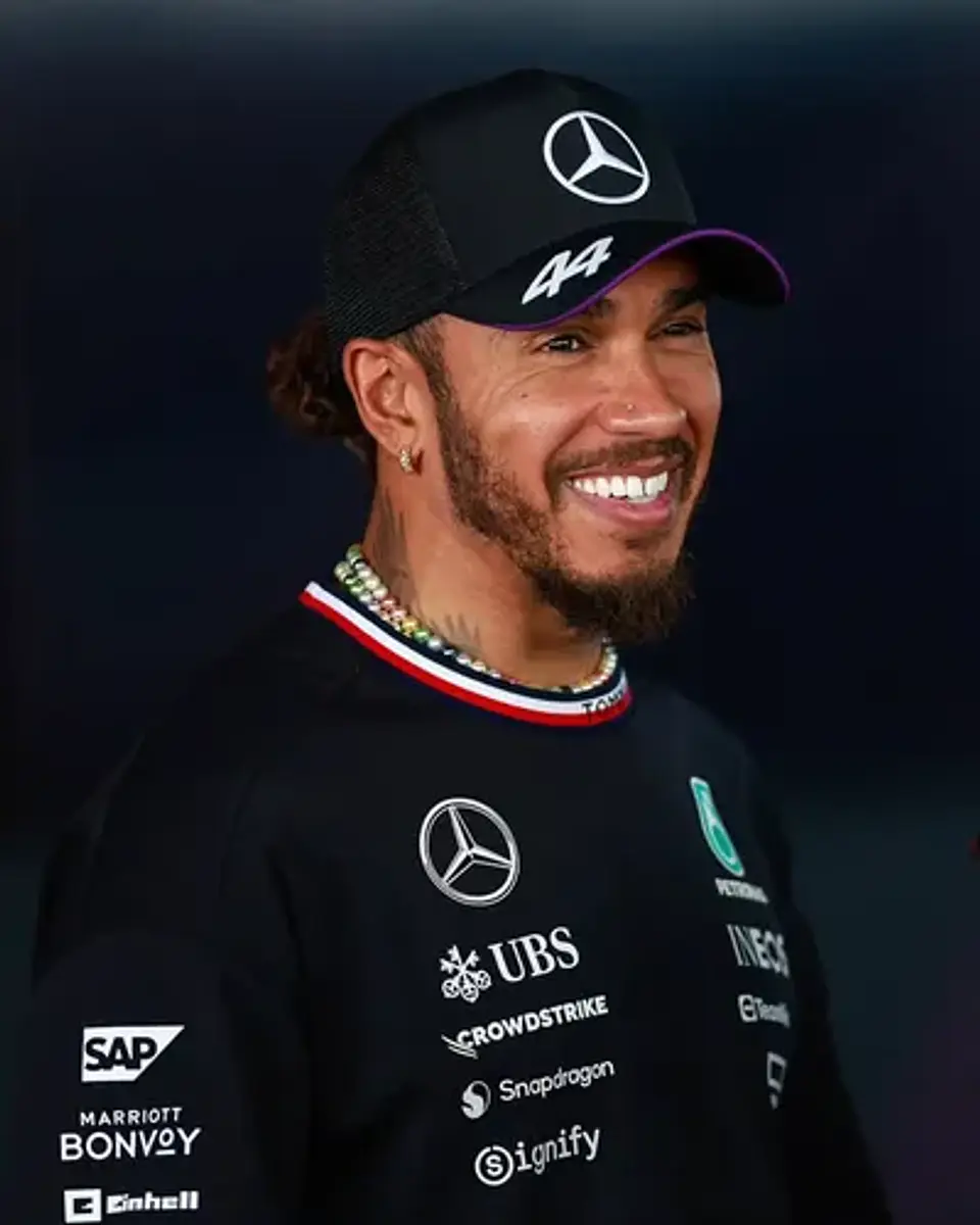 Jockey Mercedes Benz Lewis Hamilton Negro 2024 Malla Oficial 2